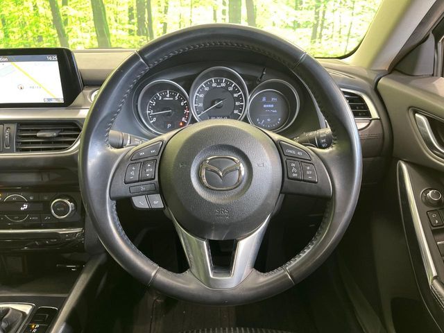 【純正革巻きステアリング】上質な革を使用することで、手にしっかり馴染みとても運転しやすいハンドルです♪