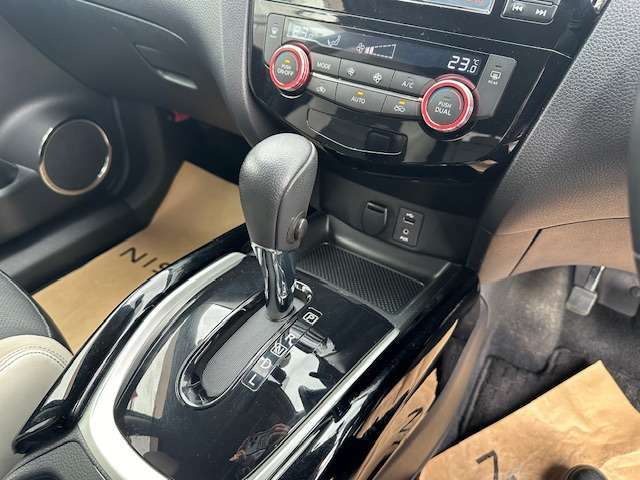 ◆オートエアコン【車内温度を感知して自動で温度調整をしてくれるのでいつでも快適な車内空間を作りあげます。】