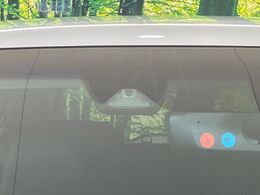 【シティブレーキアクティブシステム】低速走行中に前方の車両等を認識し、衝突しそうな時は警報とブレーキで衝突回避と被害軽減をアシスト。より安全にドライブをお楽しみいただけます。