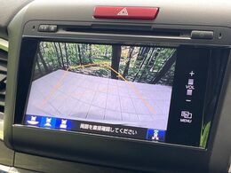 【バックカメラ】駐車時に後方がリアルタイム映像で確認できます。大型商業施設や立体駐車場での駐車時や、夜間のバック時に大活躍！運転スキルに関わらず、今や必須となった装備のひとつです！