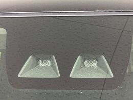 【スマートアシスト】走行中に前方の車両等を認識し、衝突しそうな時は警報とブレーキで衝突回避と被害軽減をアシスト。より安全にドライブをお楽しみいただけます。