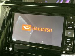 【純正ナビ】人気の純正ナビを装備しております。ナビの使いやすさはもちろん、オーディオ機能も充実！キャンプや旅行はもちろん、通勤や買い物など普段のドライブも楽しくなるはず♪