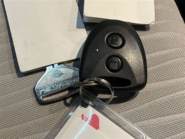 展示車は自社専門工場にて商品化を行っています。外装から内装はもちろん、エンジンルームの隅々までキレイに清掃してます。ぜひ一度ご覧ください。