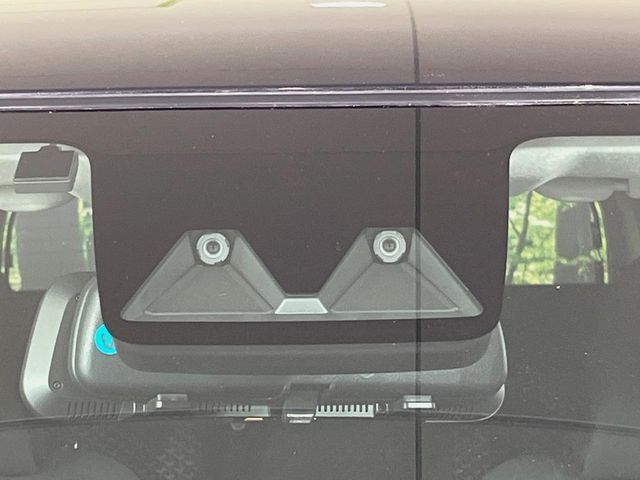 【スマートアシスト】走行中に前方の車両等を認識し、衝突しそうな時は警報とブレーキで衝突回避と被害軽減をアシスト。より安全にドライブをお楽しみいただけます。