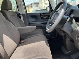【運転席】座り心地が良いシートなので長時間の運転でも快適にお過ごしいただけます。新品のフロアマットのご注文も可能です。掲載箇所以外にご希望の写真がございましたらお気軽にお問い合わせ下さい。