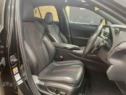 【レザーシート】ならではの高級感あふれる内装がこたわりのアイテム。見た目の高級感とより上質な座り心地をお楽しみください。