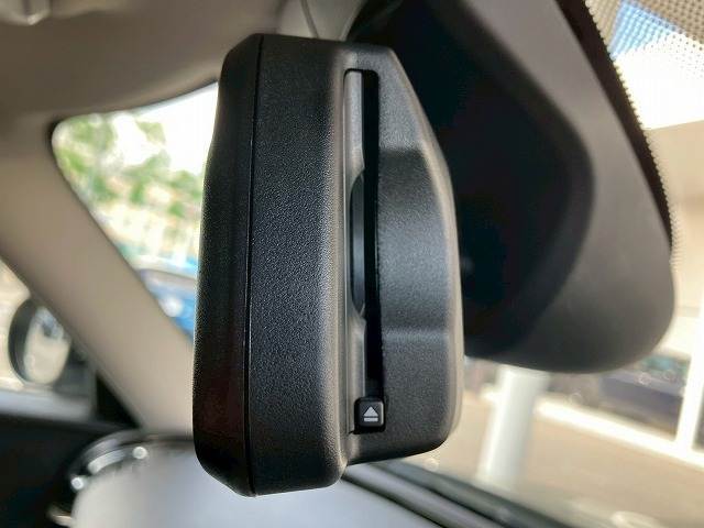 MINI純正の【ミラー一体型ETC】が装備されております！ETC2.0対応で高速道路と自動車がリアルタイムで情報連携し、渋滞迂回ルートや安全運転をサポート！便利で快適なドライブを手助けします！