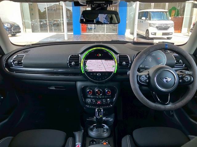MINIならではのコックピット！！高級感があり、かつシンプルなデザインが飽きがこないとご好評いただいております。スイッチ一つ一つにも「こだわり」とセンスを感じます。