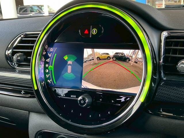【バックカメラ】装備。後方確認に役立ち、楽々駐車やバックをしていただけます。