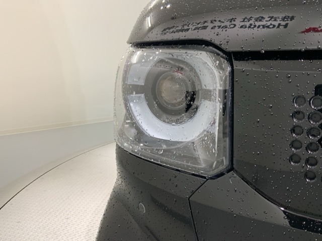 LEDヘッドライトは、点灯の瞬間から最大光量を発揮し、突然暗くなるトンネルなどでの安定感を高めます。