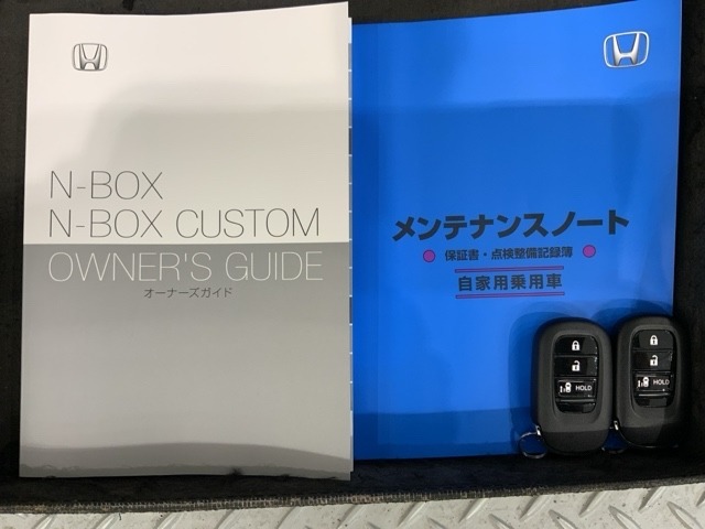 スマートキーは鍵をバッグに入れたままでもドアロックの開閉やエンジンのON・OFFができます。夜間や雨の日も鍵を探さなくて良いので便利です。