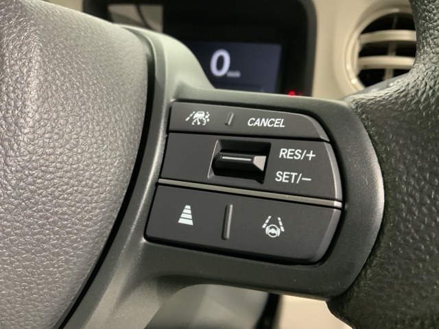 クルーズコントロールを装備しています。高速道路などで一定の速度で走ってくれるので運転が楽ですよ！速度を設定できますので、スピードの出しすぎにも注意できます。