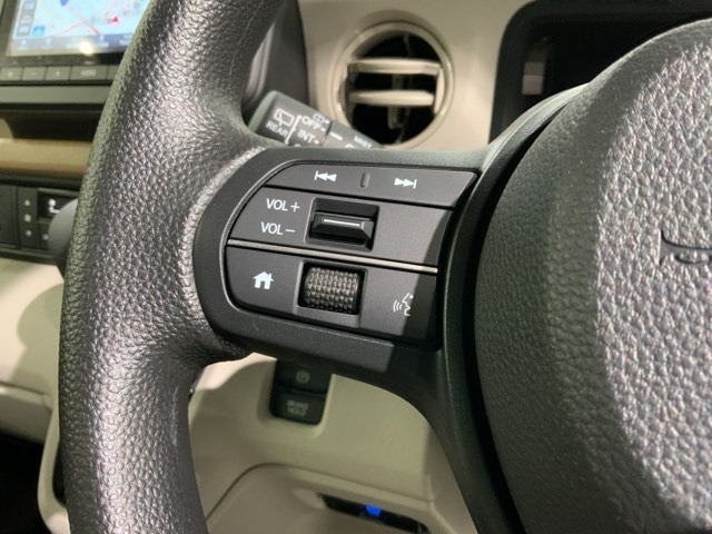 ステアリングにオーディオ操作スイッチが付いています。オーディオ画面に直接タッチしなくても操作が出来ますので、運転に集中できます。