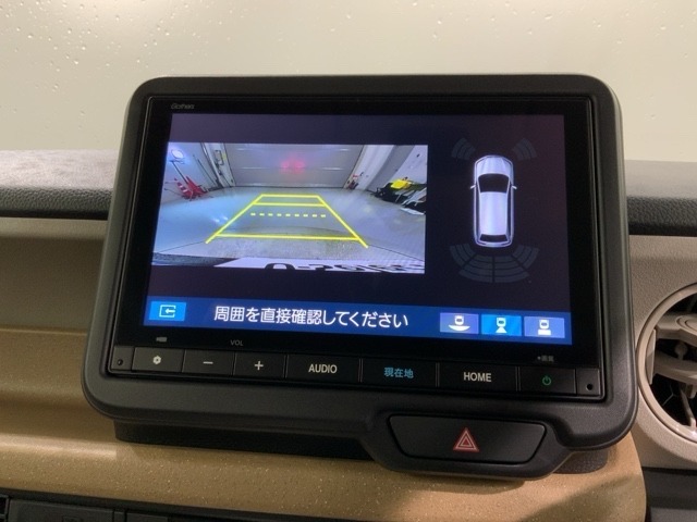 リバースギアに入れるだけで後方の表示へ切り替わります。夜間や雨の日の駐車も楽になりますよ。