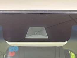 【ホンダセンシング】走行中に前方の車両等を認識し、衝突しそうな時は警報とブレーキで衝突回避と被害軽減をアシスト。より安全にドライブをお楽しみいただけます。