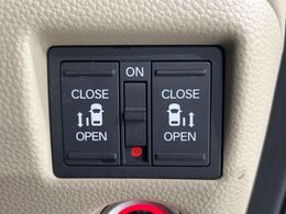 【両側パワースライドドア】スマートキーや運転席のスイッチで後席両側スライドドアの開閉が可能♪電動だから力を入れてドアを開ける必要が無く、小さなお子様でも簡単に開け閉めでき快適です♪