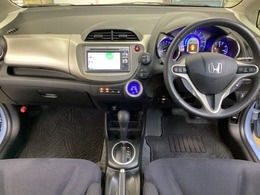 車内は光触媒抗菌消臭施工済です。インパネ周りはスタイリッシュなデザインで機能や装備も充実しています。グローブボックスやカップホルダーのほかにトレーなどたくさんの収納スペースが付いています。