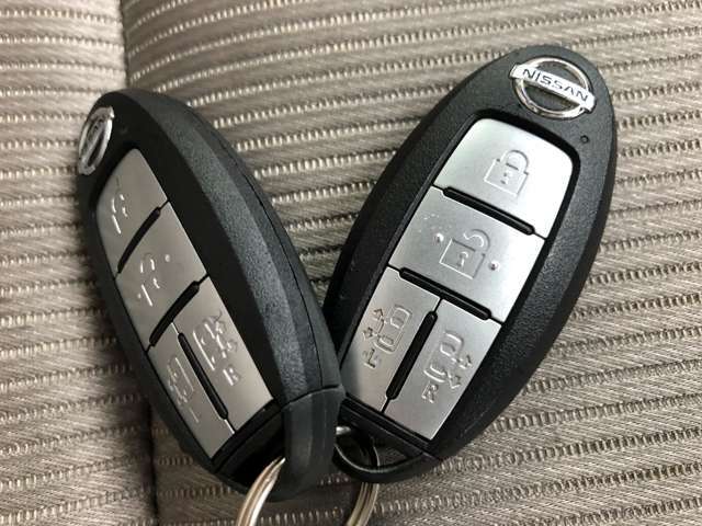 【 インテリジェントキー 】 キーを持っていればエンジン始動でき、ドアノブのボタンで車の鍵の開錠と施錠もできます。キーを取り出す手間がなくなります。