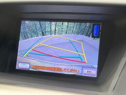 【バックカメラ】駐車時に後方がリアルタイム映像で確認できます。大型商業施設や立体駐車場での駐車時や、夜間のバック時に大活躍！運転スキルに関わらず、今や必須となった装備のひとつです！