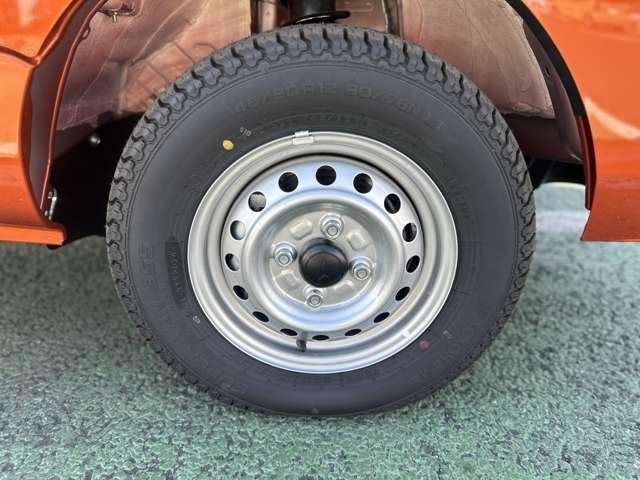 純正ホイール。デザインが素敵ですね。お車全体のイメージ変わりますね。タイヤサイズは　145/80R12　80/78N　LT　です。