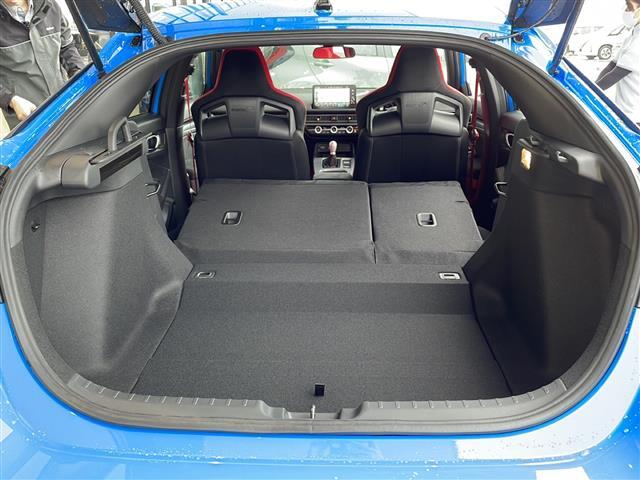 【シートアレンジ】乗せる人数、荷物によってシートアレンジは自由自在です！軽い力でシートを動かせます。開口部は低く、重い荷物もラクに積み下ろしできます。