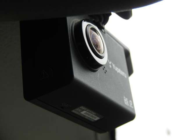 【ドライブレコーダー付】ドライブレコーダーは、映像・音声などを記録する自動車用の車載装置のことです。 もしもの事故の際の記録はもちろん、旅行の際の思い出としてドライブの映像を楽しむことができます。