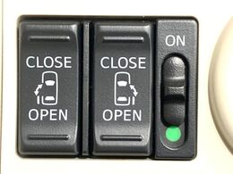 【両側パワースライドドア】スマートキーや運転席のスイッチで後席両側スライドドアの開閉が可能♪電動だから力を入れてドアを開ける必要が無く、小さなお子様でも簡単に開け閉めでき快適です♪