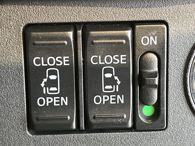 【両側パワースライドドア】スマートキーや運転席のスイッチで後席両側スライドドアの開閉が可能♪電動だから力を入れてドアを開ける必要が無く、小さなお子様でも簡単に開け閉めでき快適です♪