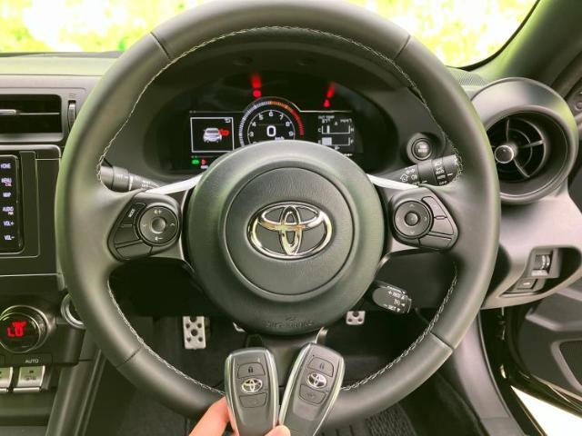 WECARSの展示場では実際に見て、触ってお車をお選びいただけます！知識の豊富な営業スタッフが様々なカーライフをご提案いたします！