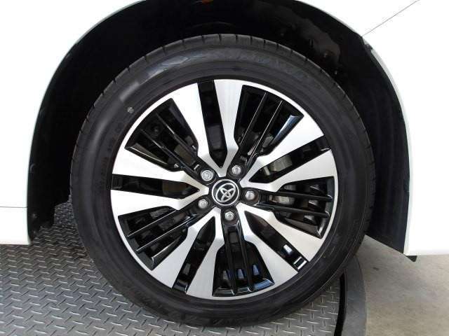 純正18インチアルミ！タイヤサイズは235/50R18です