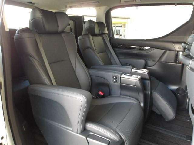 2列目はアームレスト付きのキャプテンシート仕様です！オットマンとリクライニングで長距離ドライブも楽な姿勢で寛ぐことができます！開放感のあるツインムーンルーフも必見です