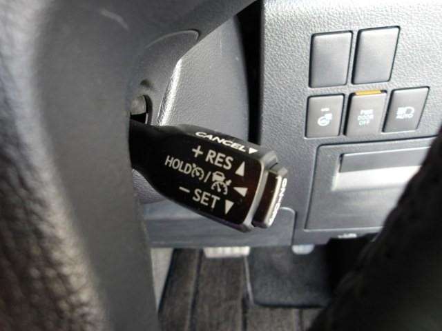 一定速度を保ったドライブをする時にとっても便利で役に立つクルーズコントロール付き！