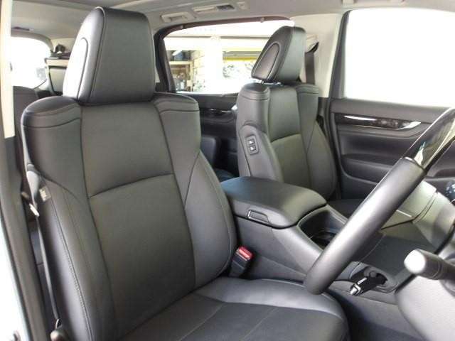 インテリア・シートカラーはブラック＆合成皮革を採用してスタイリッシュな室内空間です！前席はシートヒーター＆シートベンチレーション、助手席はオットマン付き！