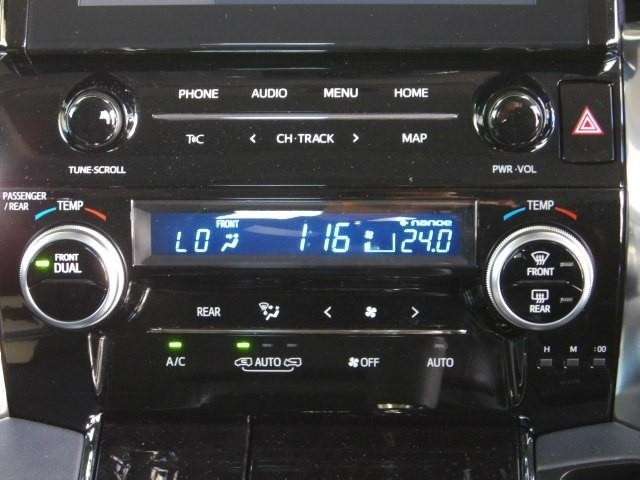 左右独立で温度調節ができるオートエアコンを装着しておりますのでドライブも快適に楽しめます！