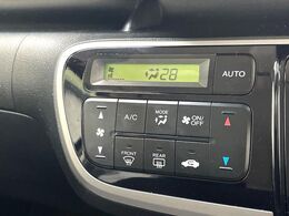 【オートエアコン】一度お好みの温度に設定すれば、車内の温度を検知し風量や温度を自動で調整。暑い…寒い…と何度もスイッチ操作をする必要はありません。快適な車内空間には必須の機能ですね♪