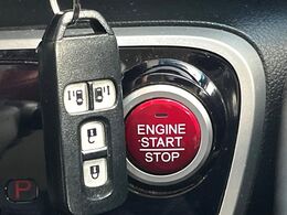 【Hondaスマートキー】カバンやポケットに入れたままでもドアの施錠・解錠が可能なスマートキーを装備。エンジンのオン・オフ時もカギを取り出す必要が無いからとっても便利です♪