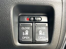 【両側パワースライドドア】スマートキーや運転席のスイッチで後席両側スライドドアの開閉が可能♪電動だから力を入れてドアを開ける必要が無く、小さなお子様でも簡単に開け閉めでき快適です♪