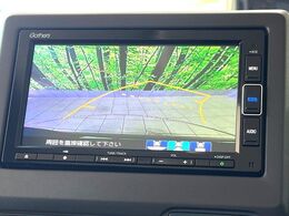 【バックカメラ】駐車時に後方がリアルタイム映像で確認できます。大型商業施設や立体駐車場での駐車時や、夜間のバック時に大活躍！運転スキルに関わらず、今や必須となった装備のひとつです！