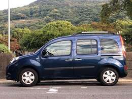 鮮やかなダークブルーの後期モデルカングーはタイミングチェーン式1.2Lターボエンジンとなり定期的なタイミングベルトの交換が不要となりました。ATも6速となり走行性能と燃費が向上しています。