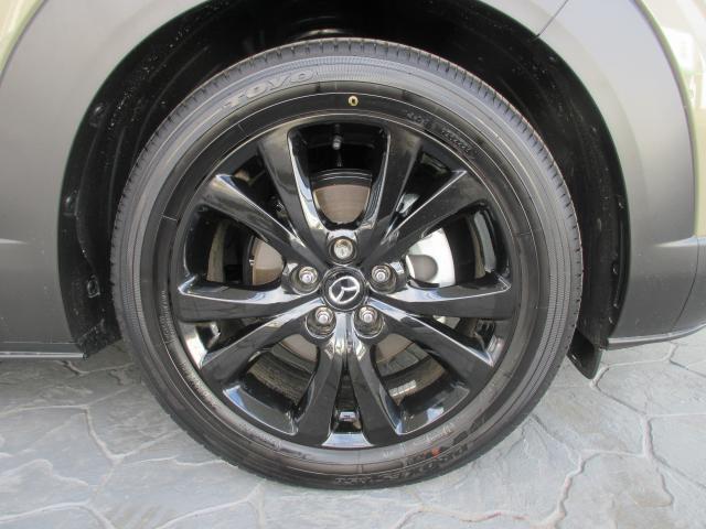 18インチ純正アルミホイールを装備。タイヤサイズは215/55R18となります。