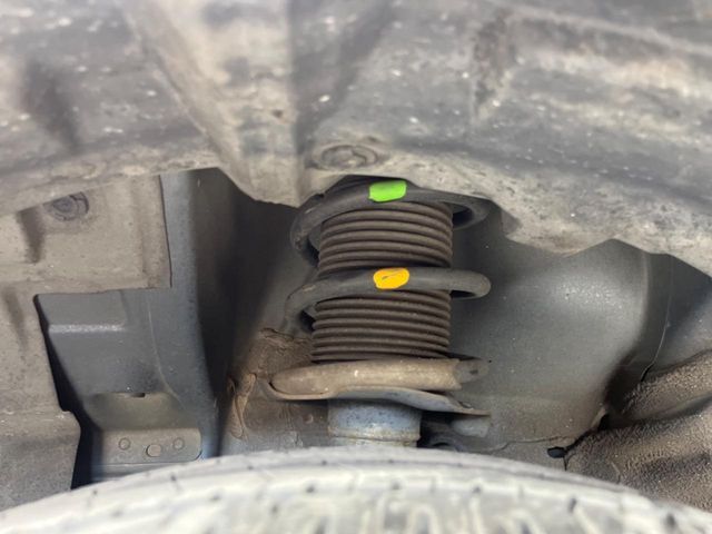 お車を安心してお乗りいただく為には、足回りの定期点検が欠かせません。サービスサポート（有償保証）では無料点検もご提供しており、安心のカーライフをお過ごしいただけるサポート体制が整っています。
