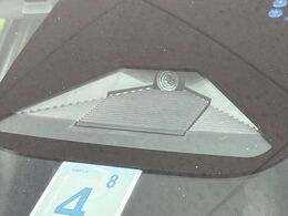 【ホンダセンシング】走行中に前方の車両等を認識し、衝突しそうな時は警報とブレーキで衝突回避と被害軽減をアシスト。より安全にドライブをお楽しみいただけます。