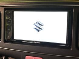 【純正ナビ】人気の純正ナビを装備しております。ナビの使いやすさはもちろん、オーディオ機能も充実！キャンプや旅行はもちろん、通勤や買い物など普段のドライブも楽しくなるはず♪