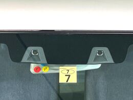 【スズキ　セーフティサポート】走行中に前方の車両等を認識し、衝突しそうな時は警報とブレーキで衝突回避と被害軽減をアシスト。より安全にドライブをお楽しみいただけます。