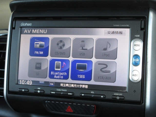 ナビゲーションはギャザズメモリーナビ（VXM-145VSi）を装着しております。AM、FM、CD、DVD再生、Bluetooth、ワンセグTVがご使用いただけます。初めて訪れた場所でも安心ですね！