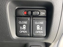 【両側パワースライドドア】スマートキーや運転席のスイッチで後席両側スライドドアの開閉が可能♪電動だから力を入れてドアを開ける必要が無く、小さなお子様でも簡単に開け閉めでき快適です♪