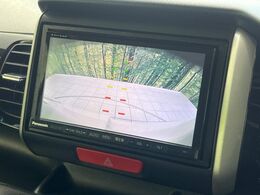 【バックカメラ】駐車時に後方がリアルタイム映像で確認できます。大型商業施設や立体駐車場での駐車時や、夜間のバック時に大活躍！運転スキルに関わらず、今や必須となった装備のひとつです！