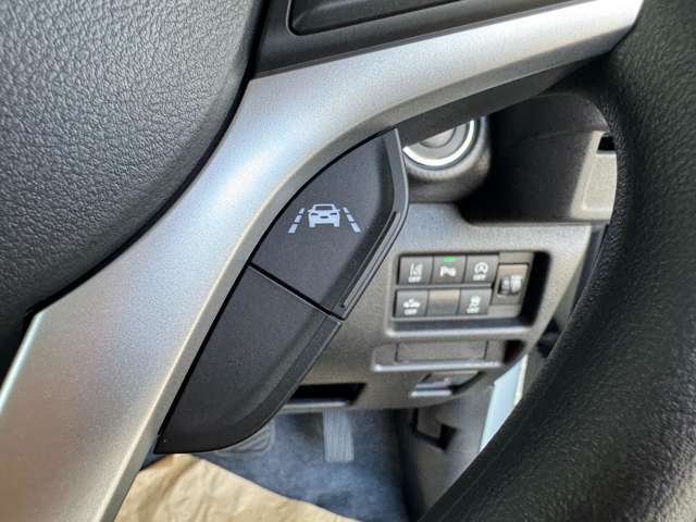 弊社指定業者によるルームクリーニング実施☆エンジンルームから車内まで無料クリーニング♪ご納車前のボディコーティングも専門の業者が常駐しておりクオリティの高いコーティングを低価格にてご提供しております♪