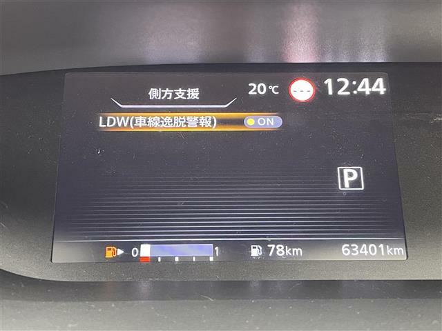 【車線逸脱警報（LDW）】クルマが車線から逸脱しそうになると、はみ出さないように警報音と表示によってドライバーに注意を促します。機能には限界があるためご注意ください。