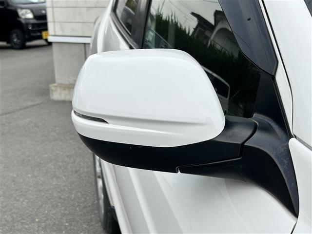 【電動格納ミラー】狭い道や狭い場所に停車させるときに活躍する装備ですね。ボタン一つでドアミラーが格納されます！！